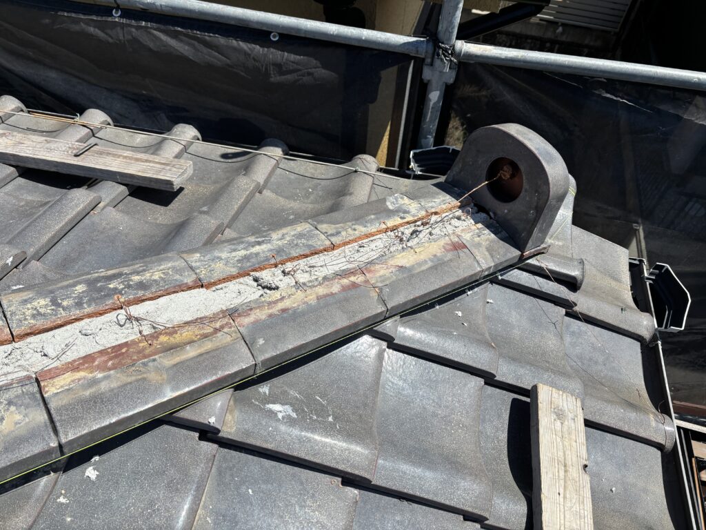 棟瓦の積み直し工事が始まりました。