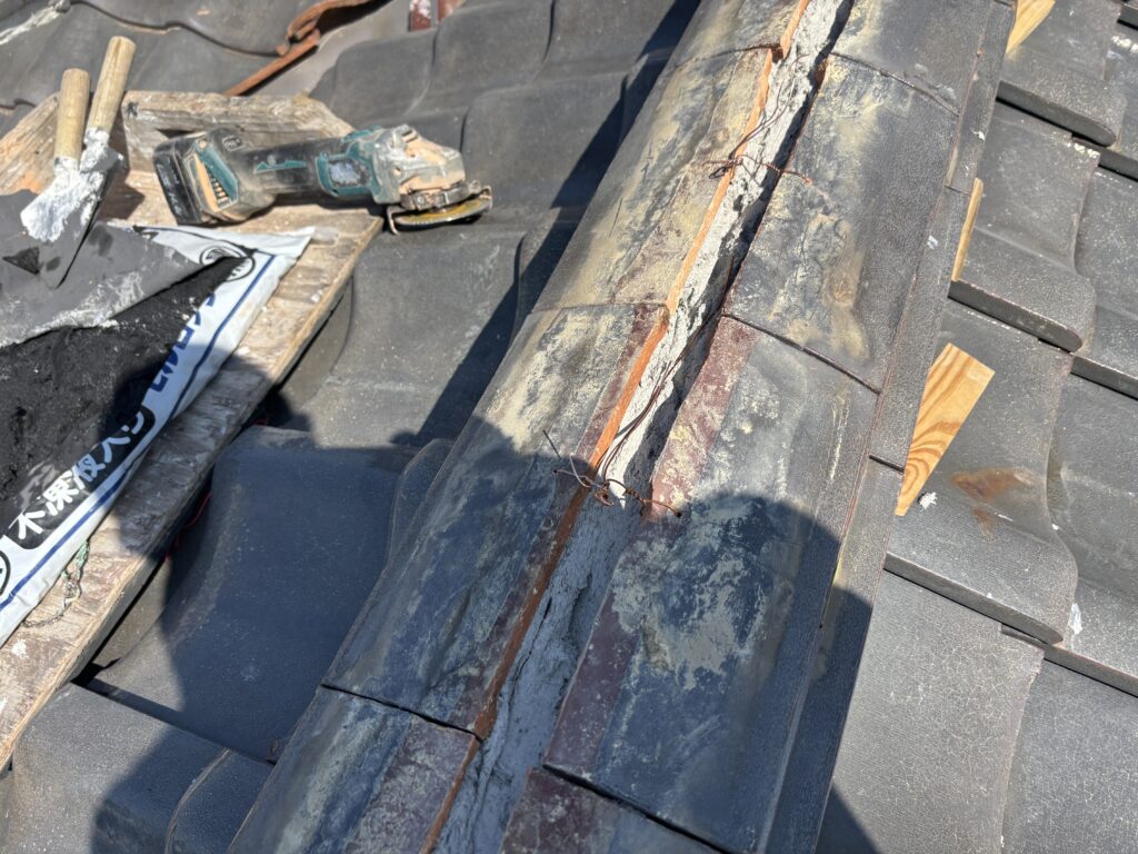 棟瓦の積み直し工事。熨斗瓦をすべて緊結するので頑丈に生まれ変わります