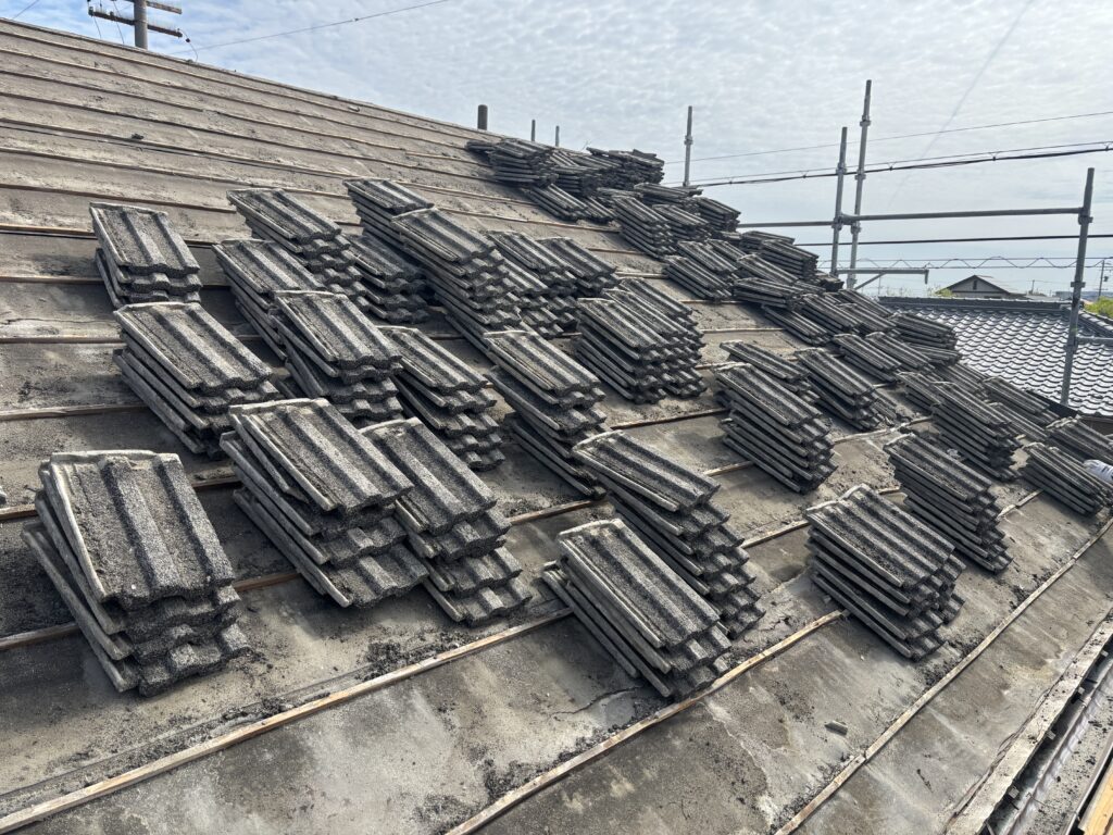 雨漏りで悩んでいたセメント瓦から平板瓦への葺き替え工事で不安が解消