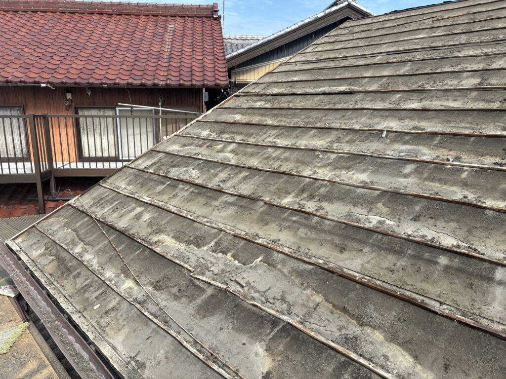 老朽化したせめんとをめくったら雨漏りの跡がくっきり

