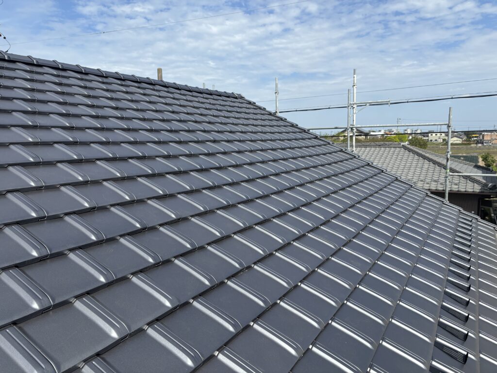 セメント瓦から平板瓦への葺き替え工事で、雨漏りの心配がなくなりました