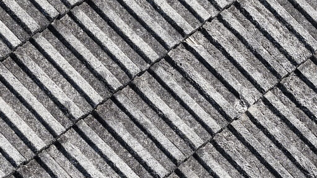 老朽化して雨漏りの止まらないセメント瓦