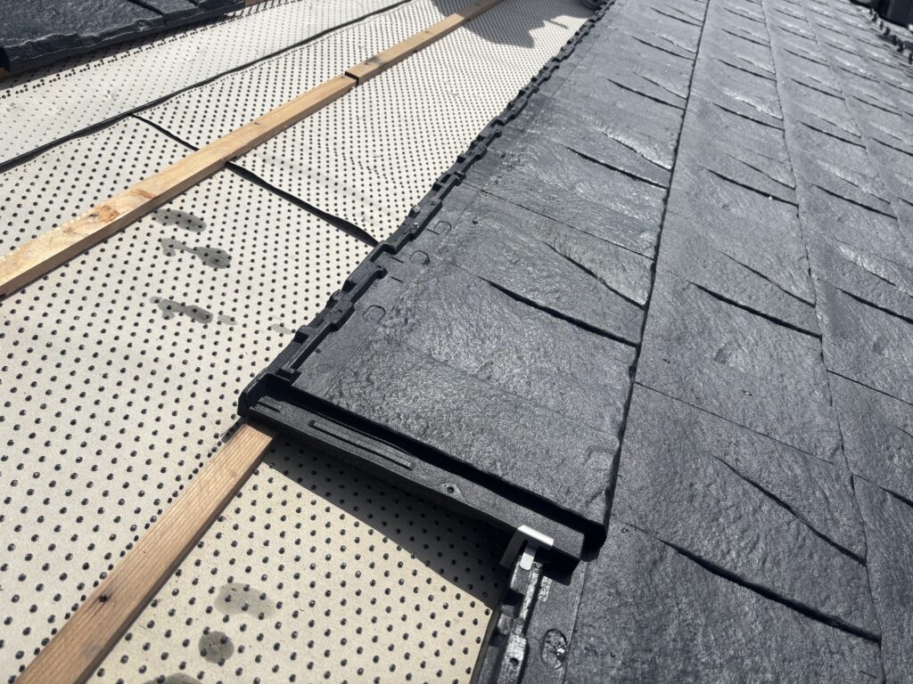 ROOGAを並べて、釘で固定します
