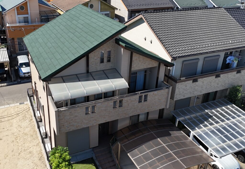屋根のカバー工法と外壁の塗装工事が完了しました