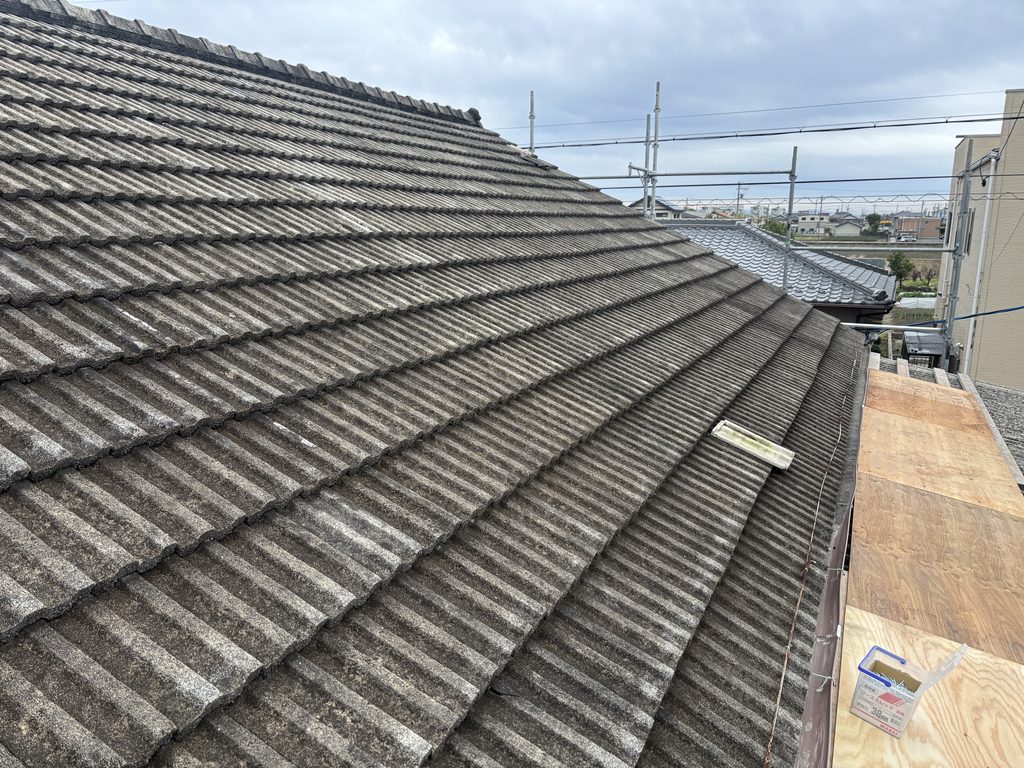 「一宮市で雨漏りが発生したセメント瓦屋根の施工前」