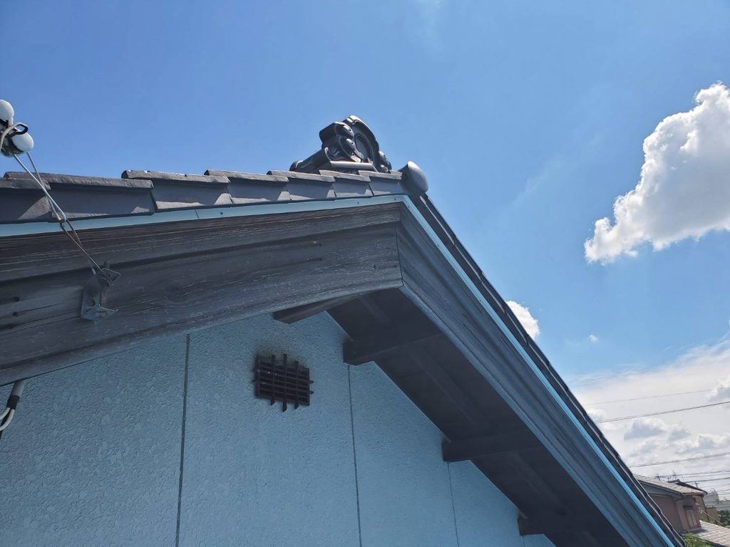 袖瓦の隙間に雀口板金を取り付けました