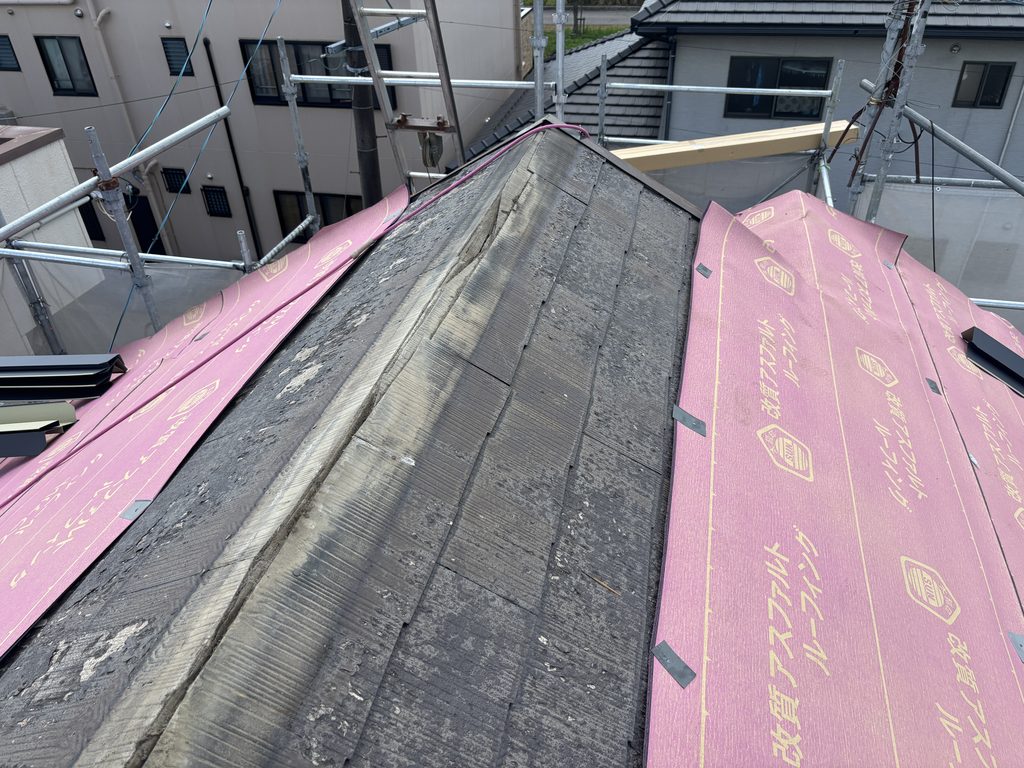 防水紙施工｜既存屋根を活かし、防水紙を施工します