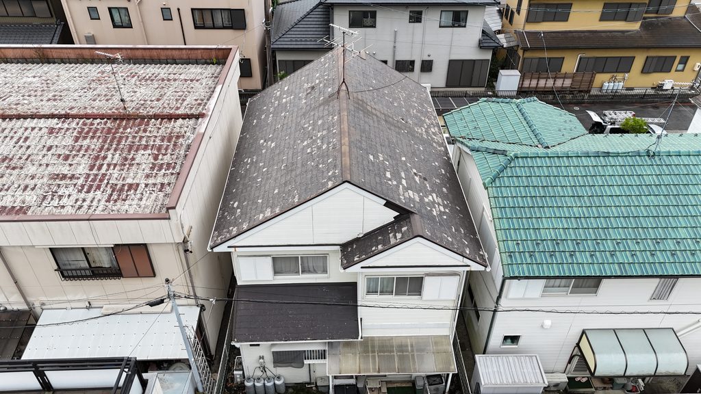 施工前｜経年劣化が進み、表面がかなり傷んだカラーベスト屋根