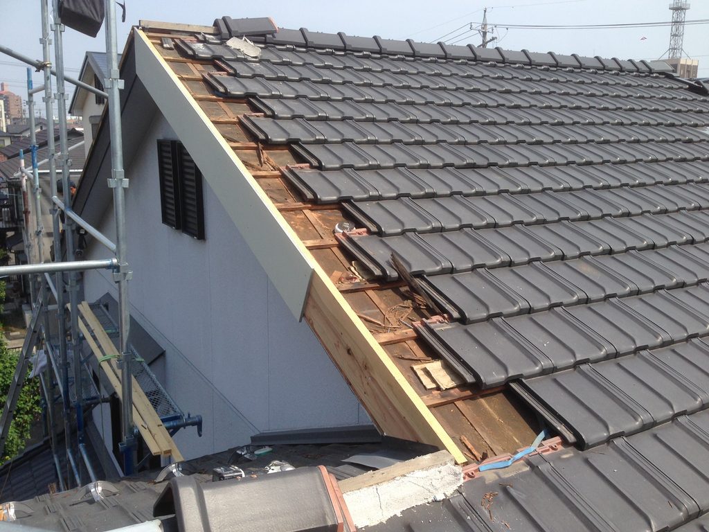 雨漏りによって腐った木下地の交換作業です。サイディングも張り替えます
